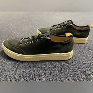 Like new Toms men’s black casual shoes.  Size 9.
